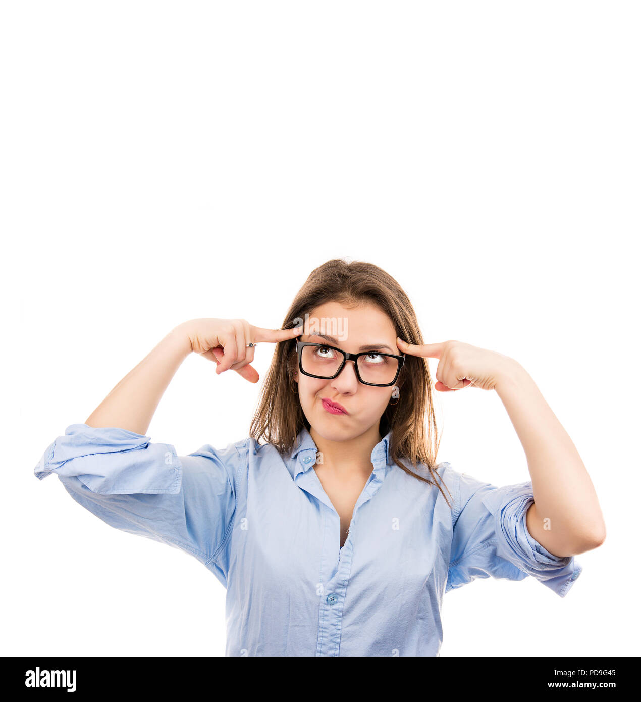Giovane donna informale tenendo le dita sulle tempie e concentrando sul problema cercando isolati su sfondo bianco Foto Stock