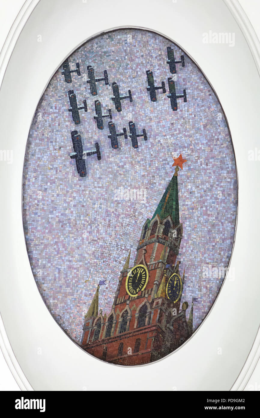 Aerei sovietici volando sopra la torre Spasskaya (Salvatore) Torre del Cremlino di Mosca raffigurati in mosaico a soffitto progettato dai sovietici artista Alexander Deyneka nel Mayakovskaya la stazione della metropolitana di Mosca, Russia. Uno dei mosaici dal set intitolato ventiquattro ore nel cielo sovietico assemblati da mosaico russo Vladimir master Frolov nel 1930s. Foto Stock