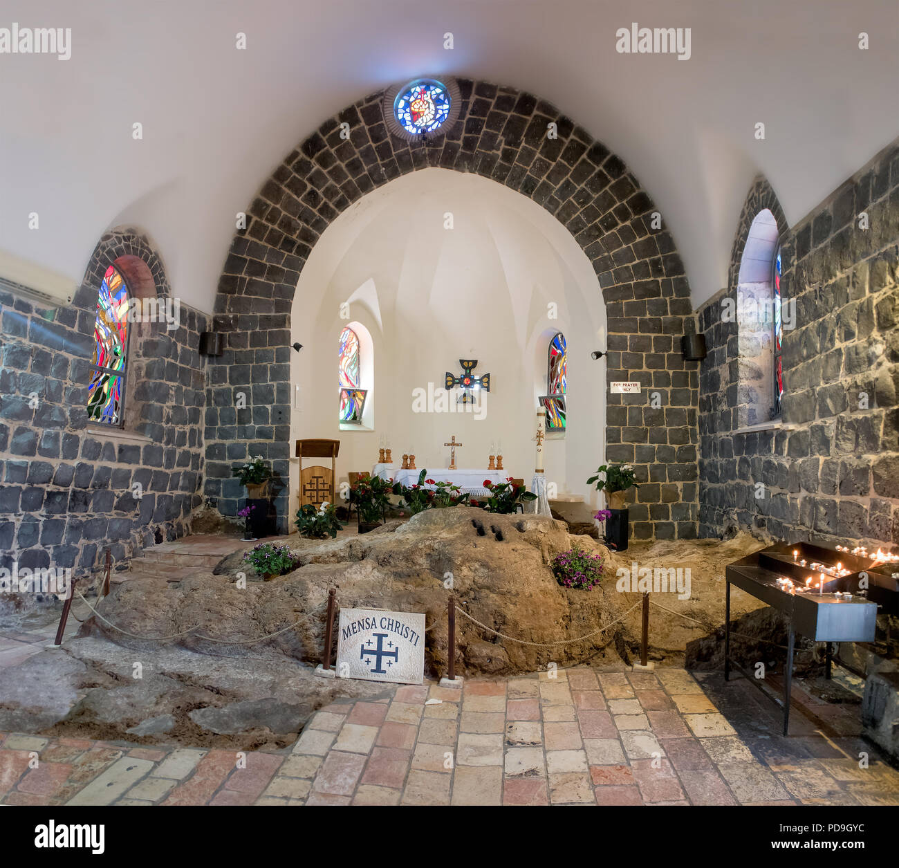 Tabgha, la Galilea Israele 18 Maggio 2018: interno e altare della chiesa francescana del Primato di Pietro, Tabgha, sul mare di Galilea. Costruito nel 1933 inc Foto Stock