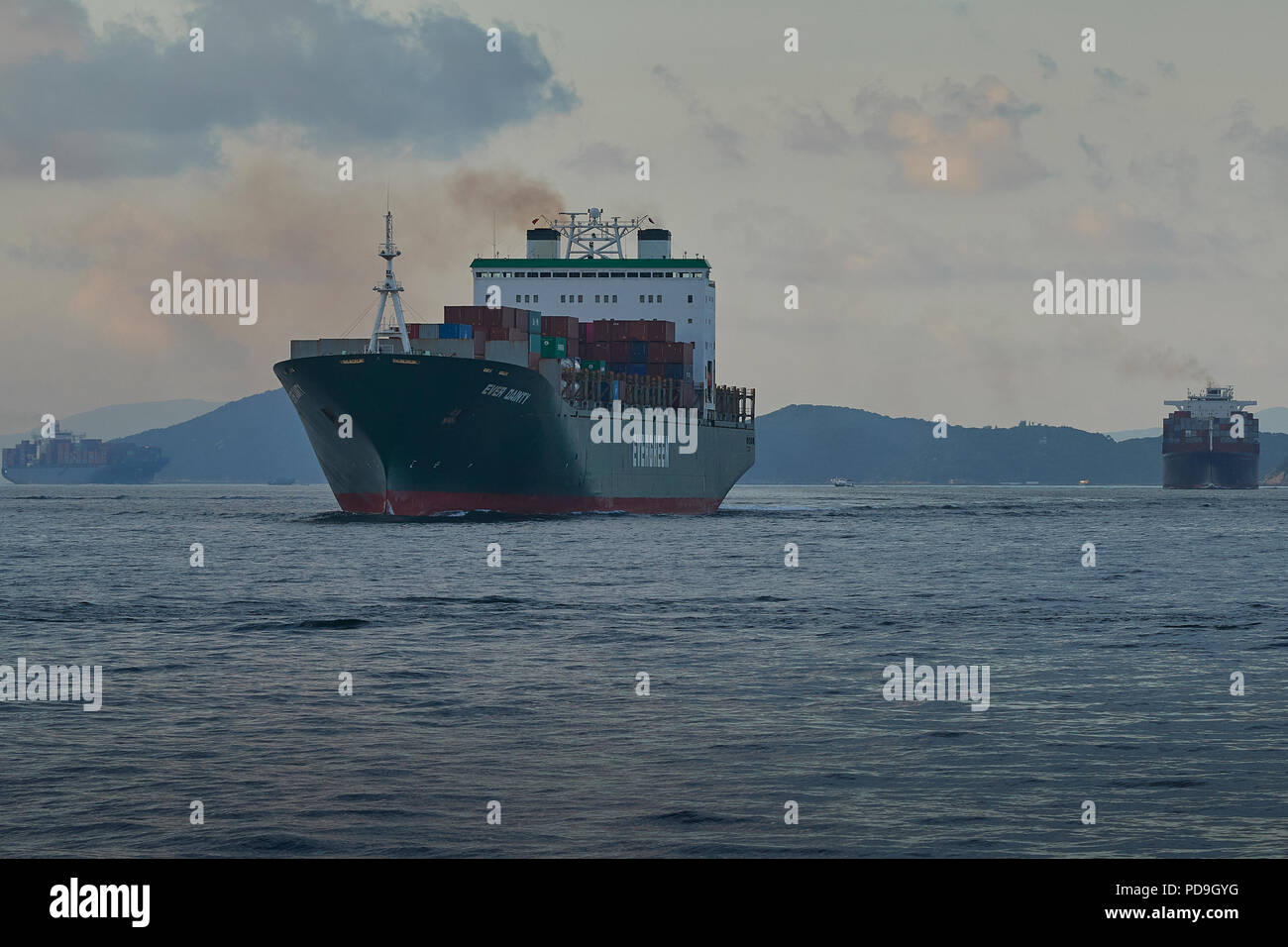 Evergreen nave portacontainer, mai il dolce, nella trafficata East Lamma canale di spedizione, la voce per l'Kwai Tsing Terminal Container, Hong Kong. Foto Stock