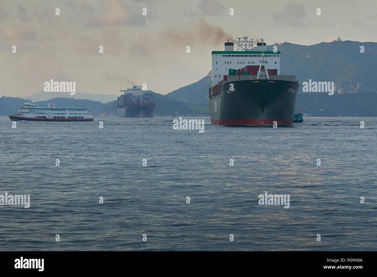 Evergreen nave portacontainer, mai il dolce, nella trafficata East Lamma canale di spedizione, la voce per l'Kwai Tsing Terminal Container, Hong Kong. Foto Stock