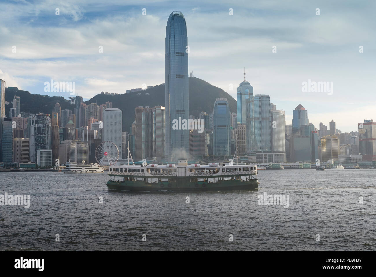 Lo Star Ferry Harbor Tour traversata in battello del porto di Victoria. La skyline di Hong Kong in background. Foto Stock