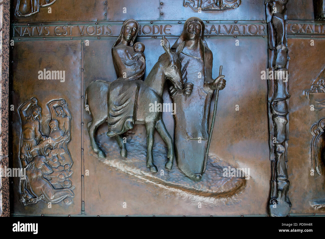 Nazareth, Israele può17 2018: Basilica del Santo Annunciazione porta di metallo che mostra Giuseppe portando un asino che porta Maria e Gesù Bambino Foto Stock