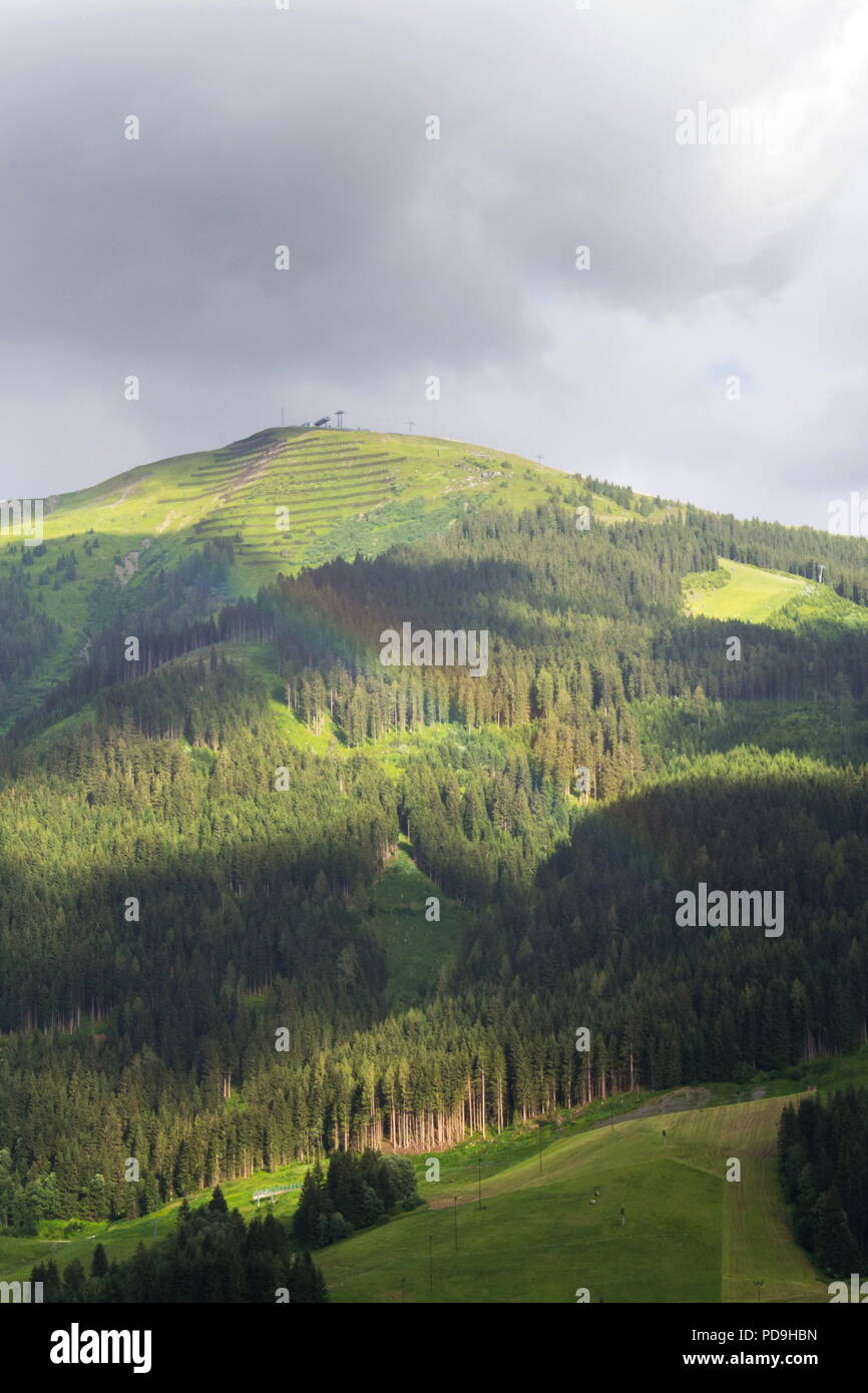 Rainbow su valle con Schattberg montagna, Saalbach-Hinterglemm, Austria Foto Stock