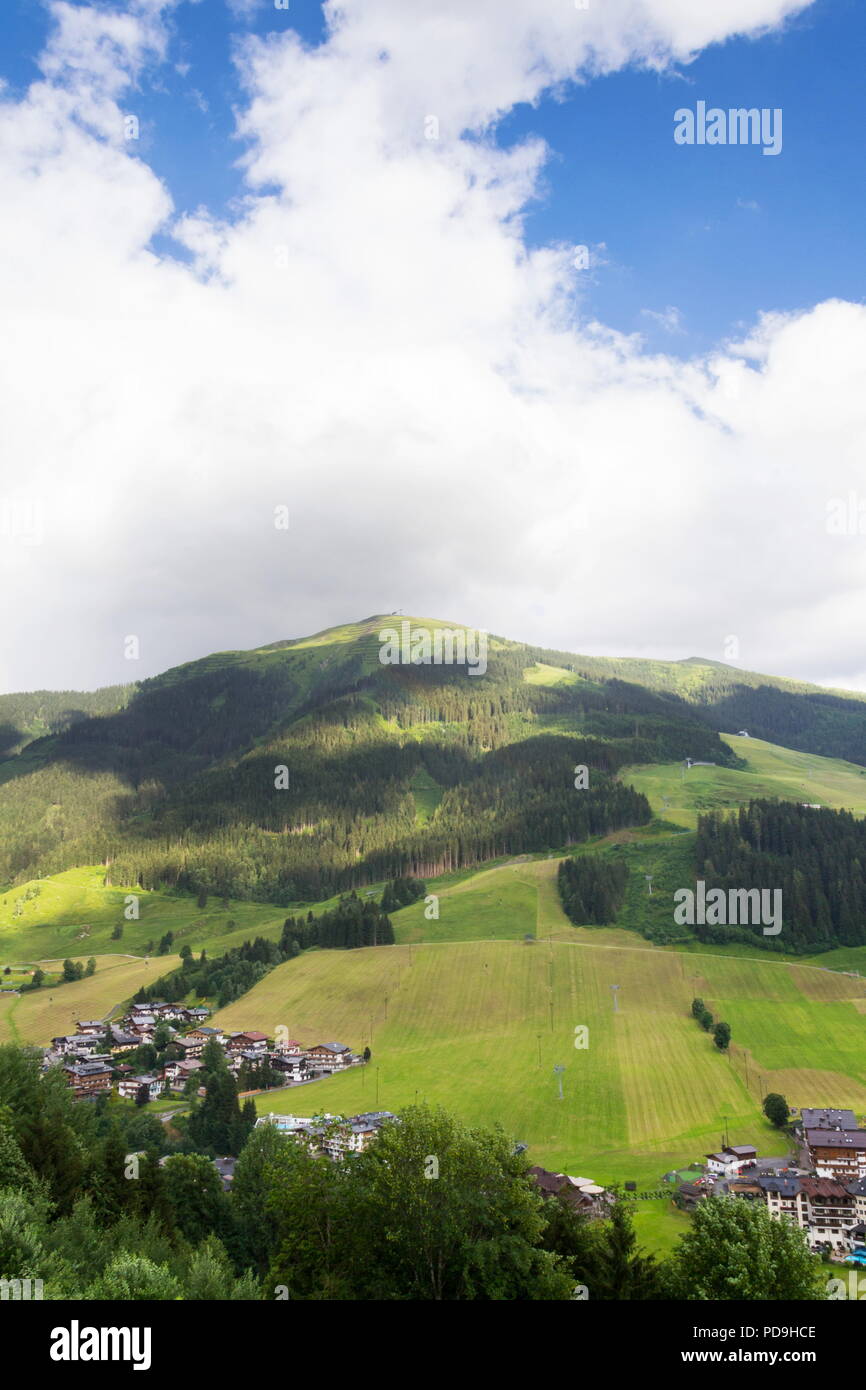 Rainbow su valle con Schattberg montagna, Saalbach-Hinterglemm, Austria Foto Stock