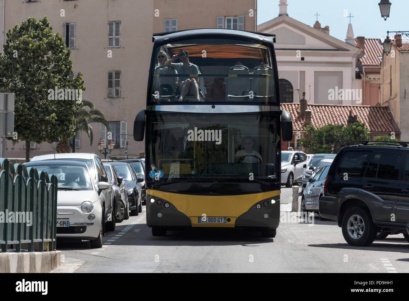Un turista double-decker bus in una strada di Ajaccio in Corsica, Francia Foto Stock