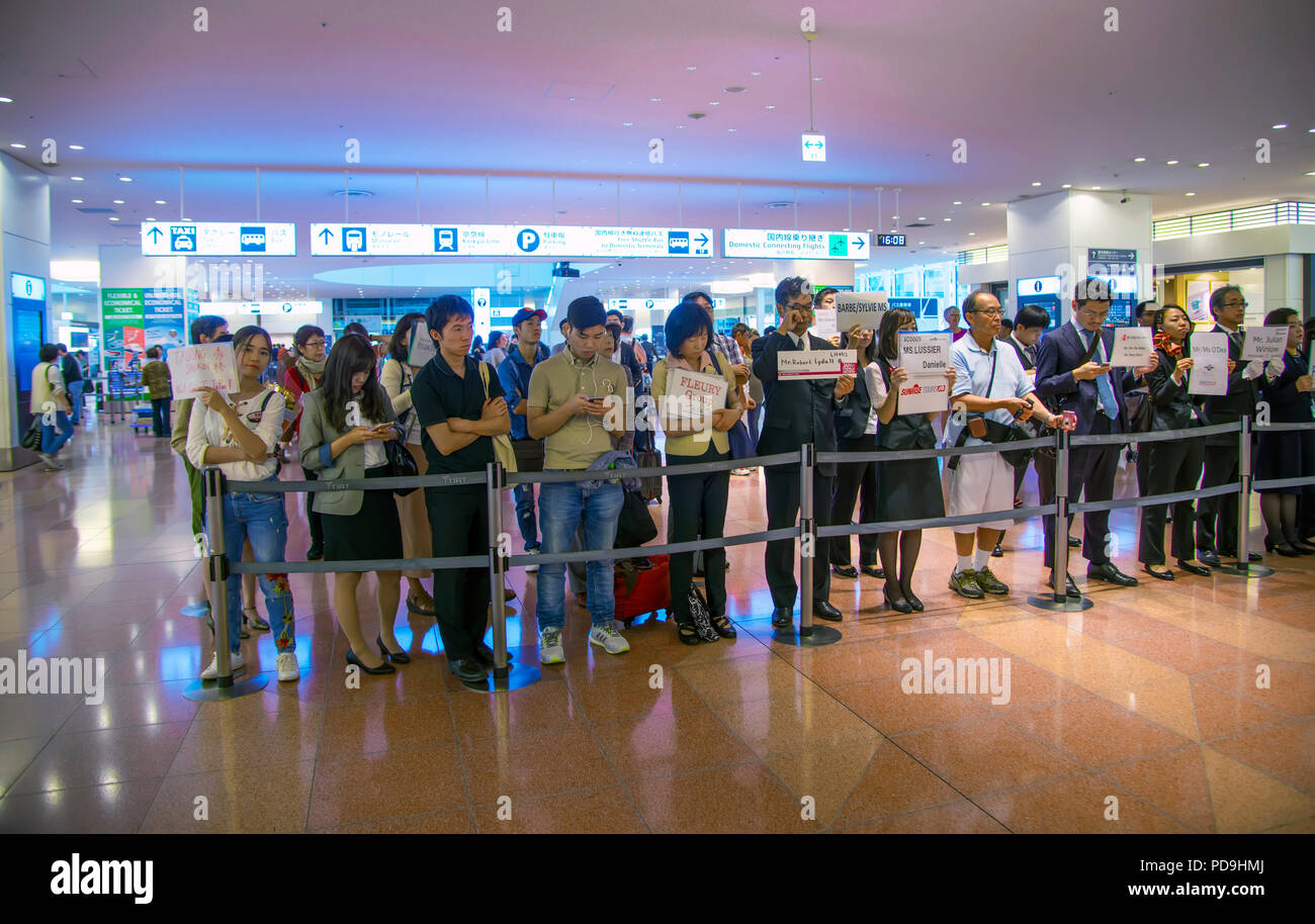 I driver e le guide in attesa per i passeggeri all'Aeroporto di Haneda Tokyo Giappone Asia Foto Stock