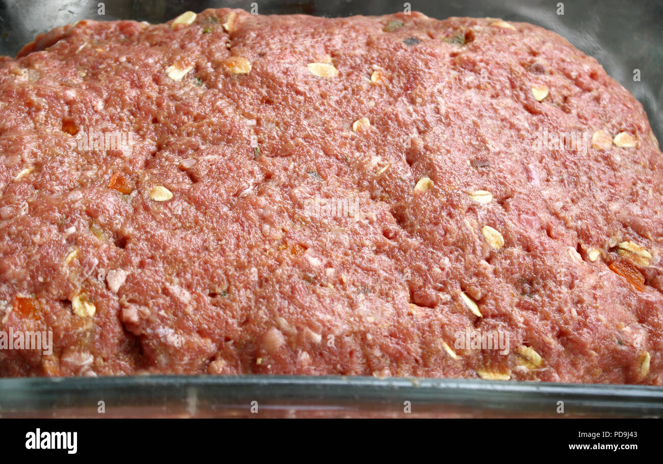 Polpettone fatta di macinato di manzo magro con avena e spezie Foto Stock