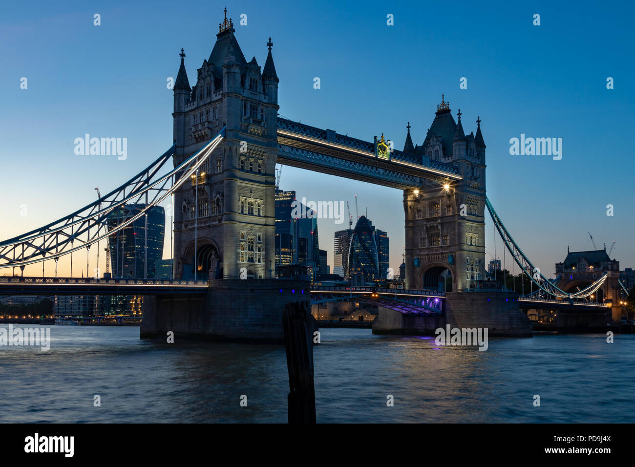 Londra Inghilterra Agosto 04, 2018 Il mondo famoso Tower Bridge, visto da Butler's Wharf di notte Foto Stock