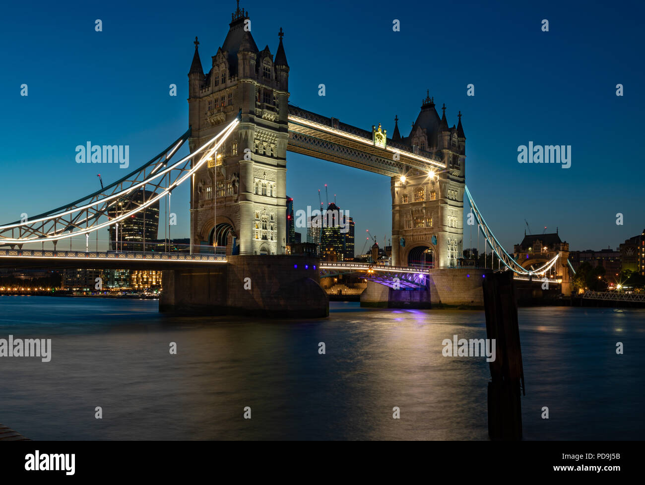 Londra Inghilterra Agosto 04, 2018 Il mondo famoso Tower Bridge, visto da Butler's Wharf di notte Foto Stock