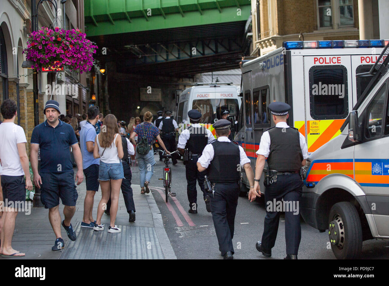 Gli appassionati di calcio di celebrare l'Inghilterra di Coppa del Mondo di vittoria sulla Svezia nei quarti di finale del 2018 FIFA World Cup a London Bridge. Un'ambulanza è stato cestinato da ventilatori con sporadici focolai di lotta nelle strade laterali. Dotato di: atmosfera, vista in cui: London, England, Regno Unito quando: 07 lug 2018 Credit: Wheatley/WENN Foto Stock