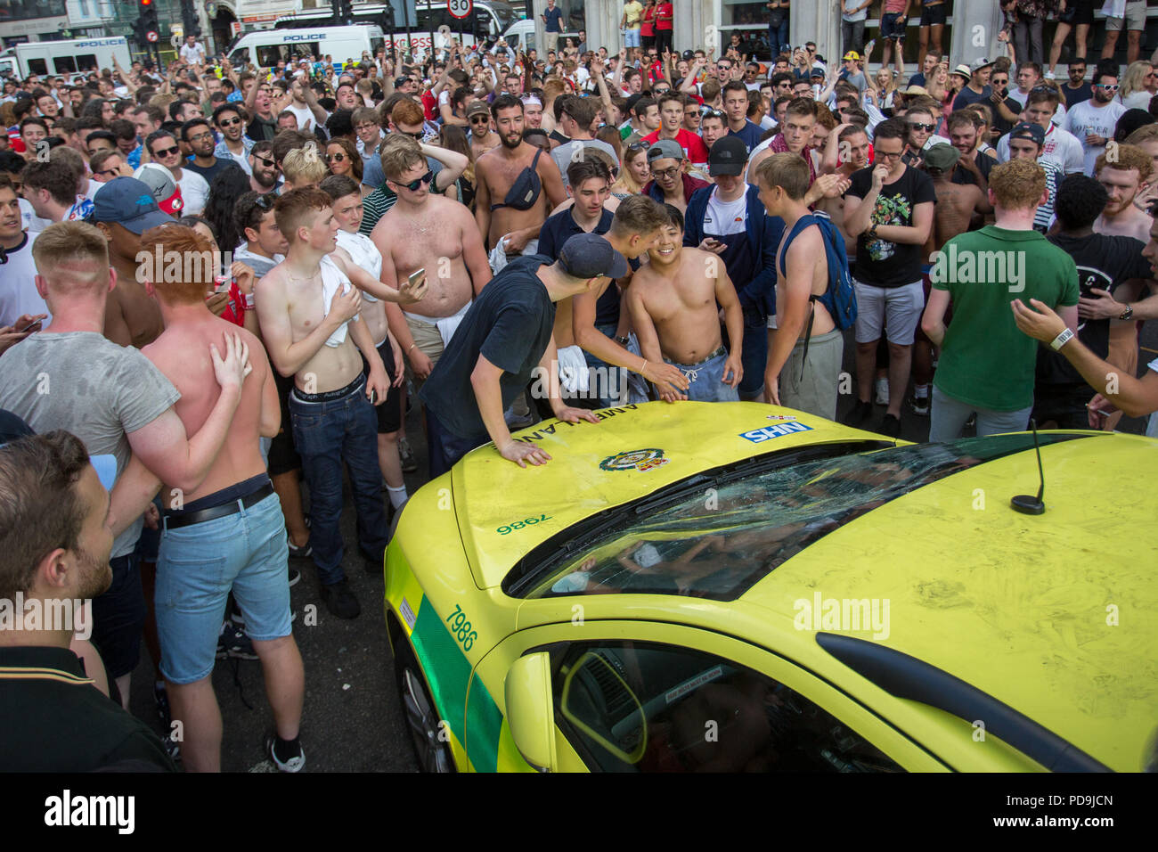 Gli appassionati di calcio di celebrare l'Inghilterra di Coppa del Mondo di vittoria sulla Svezia nei quarti di finale del 2018 FIFA World Cup a London Bridge. Un'ambulanza è stato cestinato da ventilatori con sporadici focolai di lotta nelle strade laterali. Dotato di: atmosfera, vista in cui: London, England, Regno Unito quando: 07 lug 2018 Credit: Wheatley/WENN Foto Stock