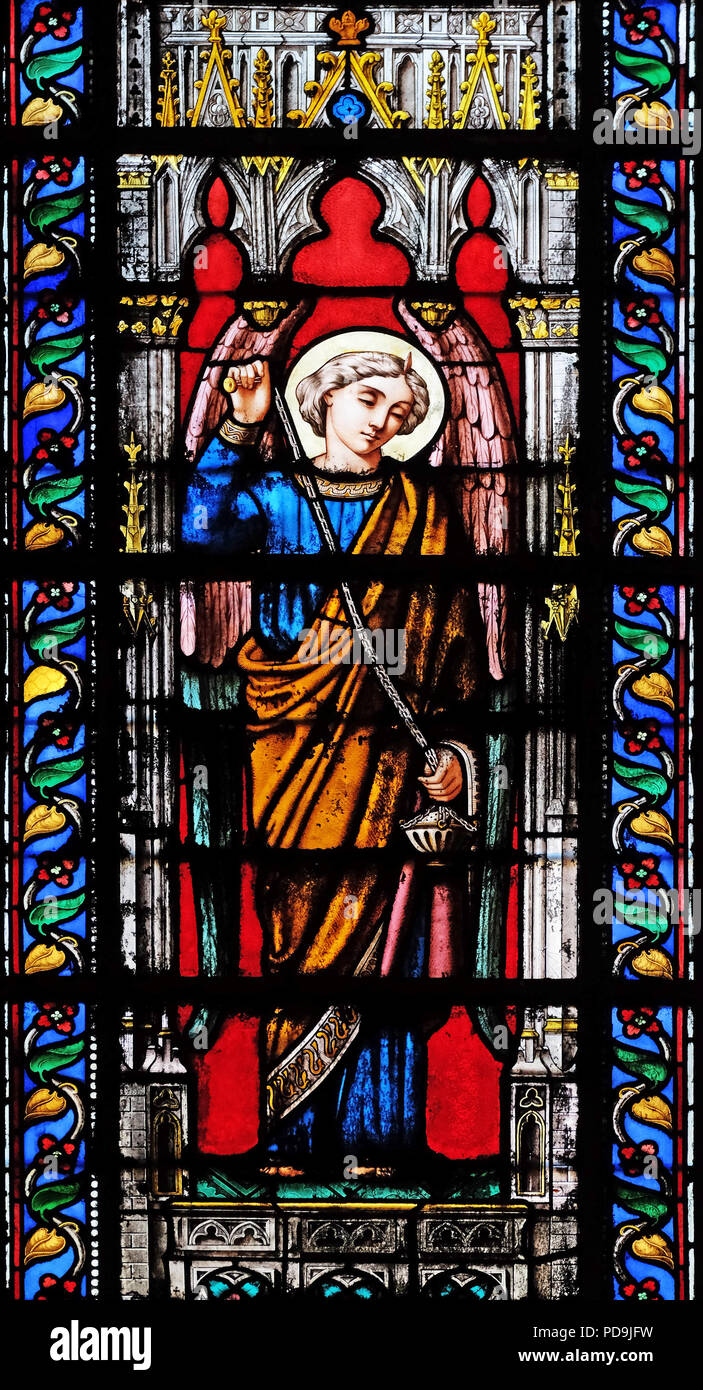 Angelo, finestra di vetro colorato nella Basilica di Santa Clotilde a Parigi, Francia Foto Stock