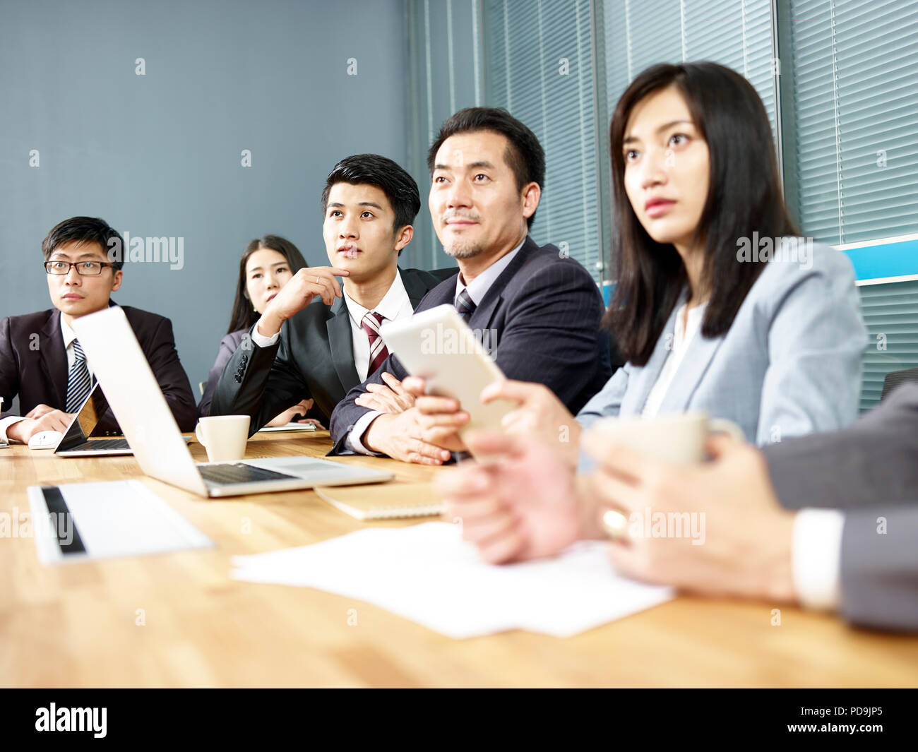 Gruppo di asian business aziendale persone che ascoltano la presentazione in office sala riunioni Foto Stock