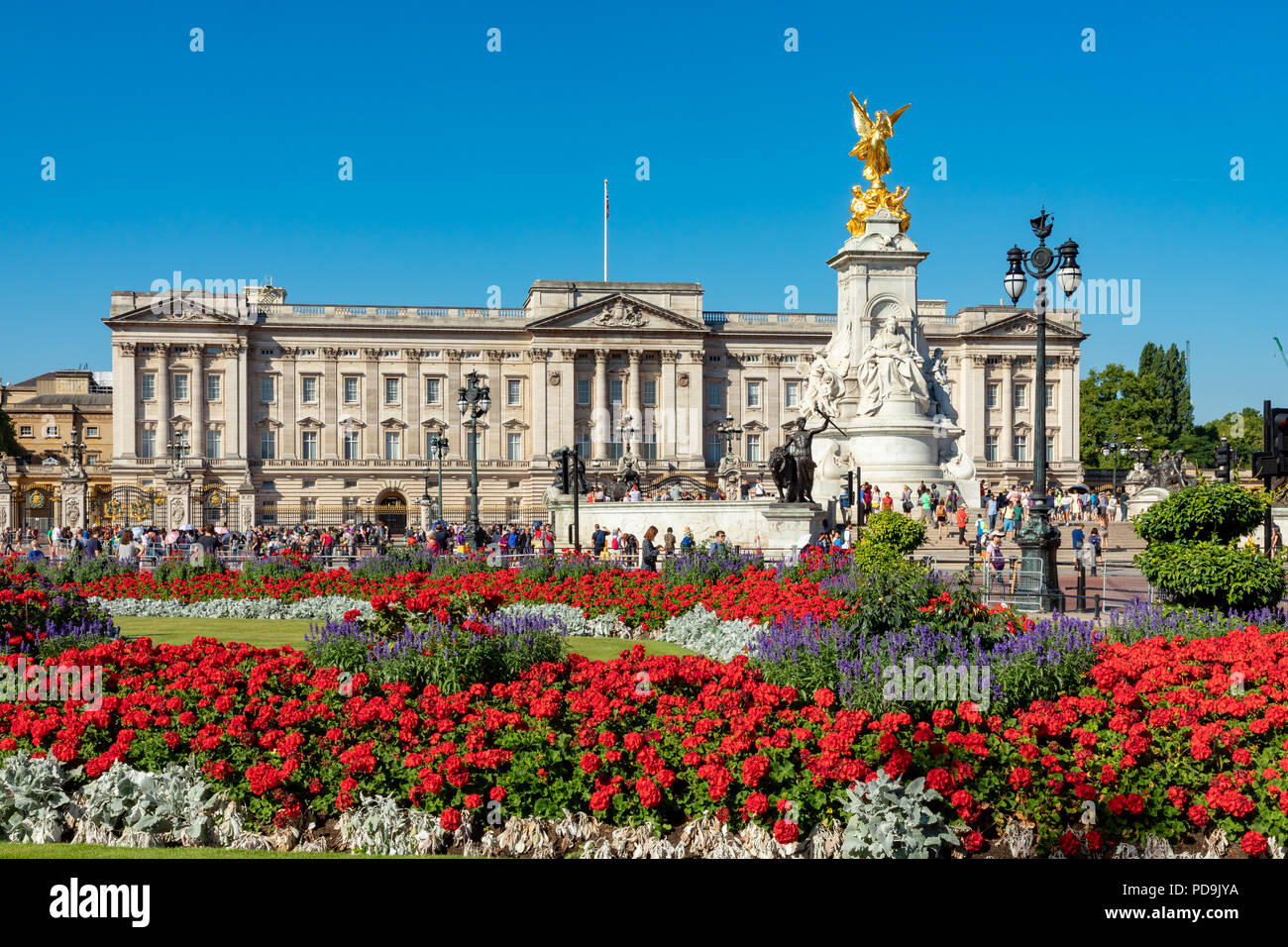 Londra Inghilterra 05 agosto 2018 bellissimo display floreali fuori Buckingham Palace la residenza londinese di Sua Maestà la Regina Elisabetta 2a Foto Stock