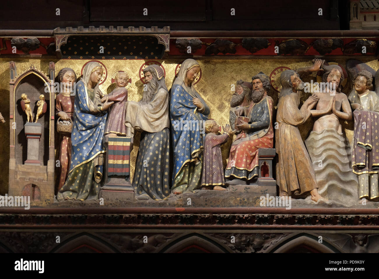 Intricatamente intagliati e dipinti fregio all'interno della cattedrale di Notre Dame raffiguranti la vita di Gesù, Sito Patrimonio Mondiale dell'UNESCO a Parigi, Francia Foto Stock
