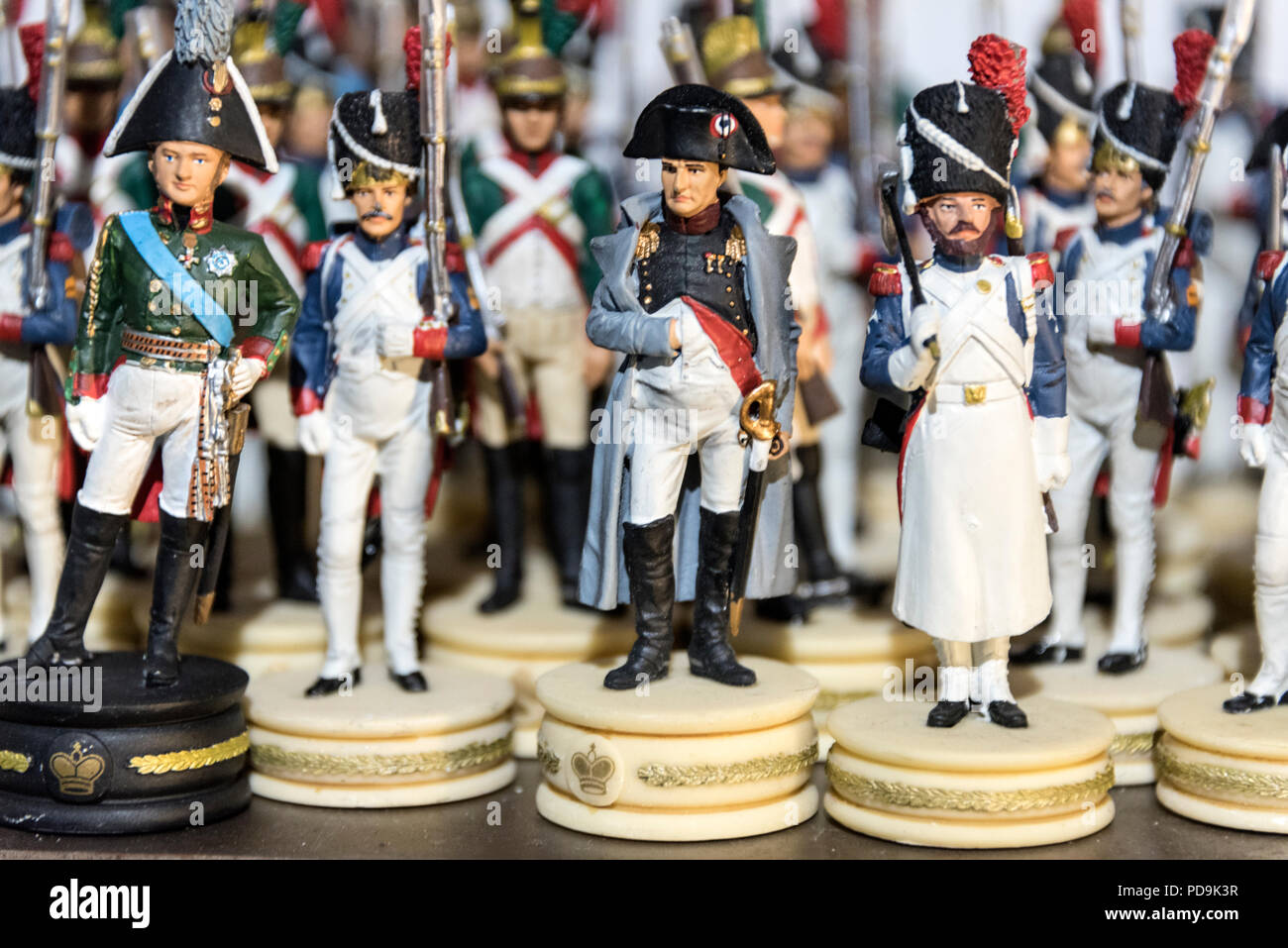 Una fila di Napoleone Bonaparte modello francese soldati con la figura di Napoleone in vendita in un piccolo bar in Rue Saint-Charles, accanto a Napoleone Bonap Foto Stock