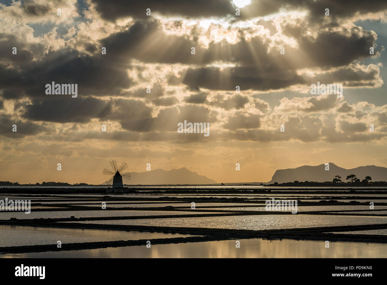 Tramonto nella riserva naturale del 'Saline dello Stagnone', nei pressi di Marsala e Trapani, Sicilia. Foto Stock