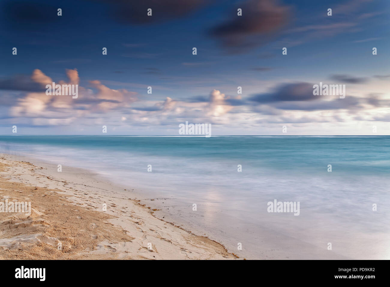 Spiaggia di sabbia, mare con cielo nuvoloso, Playa Bavaro, Oceano Atlantico, Punta Cana Repubblica Dominicana Foto Stock