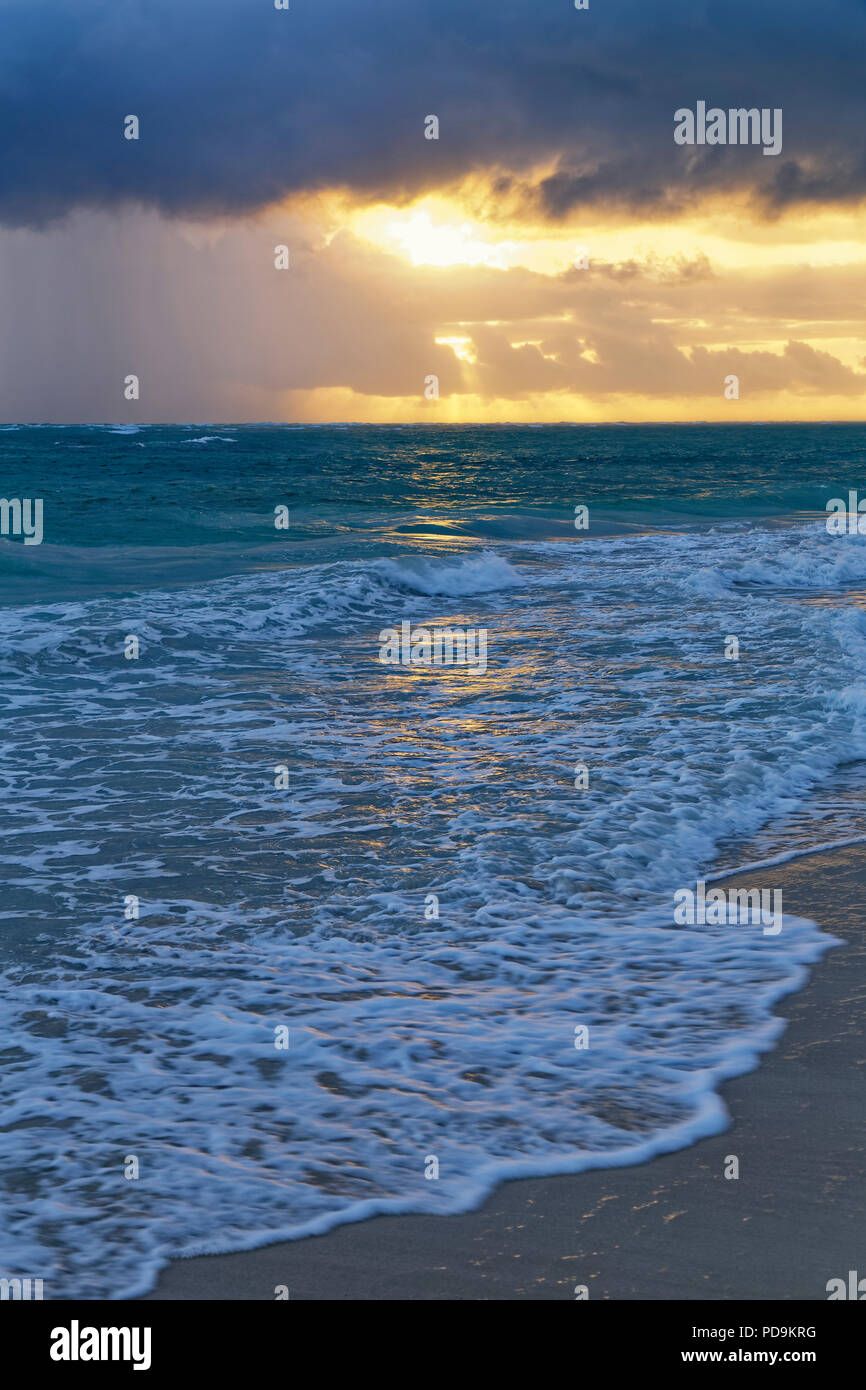 Sunrise, Wellensaum sulla spiaggia sabbiosa, Oceano Atlantico, Playa Bavaro, Punta Cana Repubblica Dominicana Foto Stock