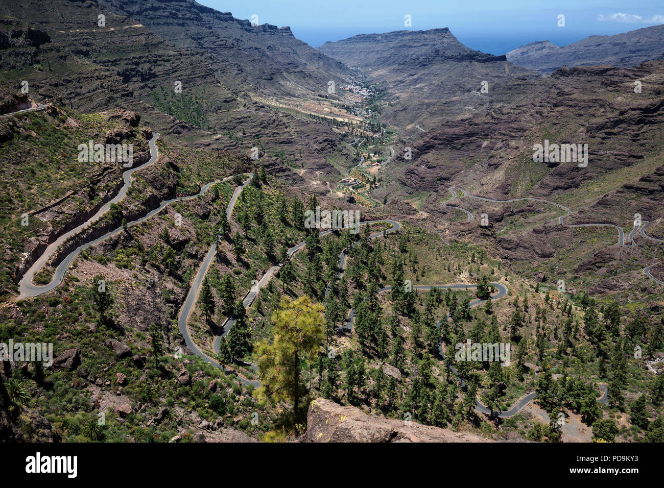 Vista sulla strada a serpentina GC605 e Barranco de Mogan, dietro il townsmall Mogan, Gran Canaria Isole Canarie Spagna Foto Stock