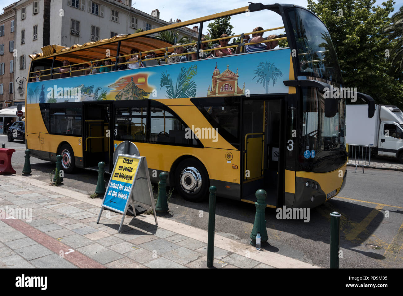 Un turista double-decker bus in una strada di Ajaccio in Corsica, Francia Foto Stock