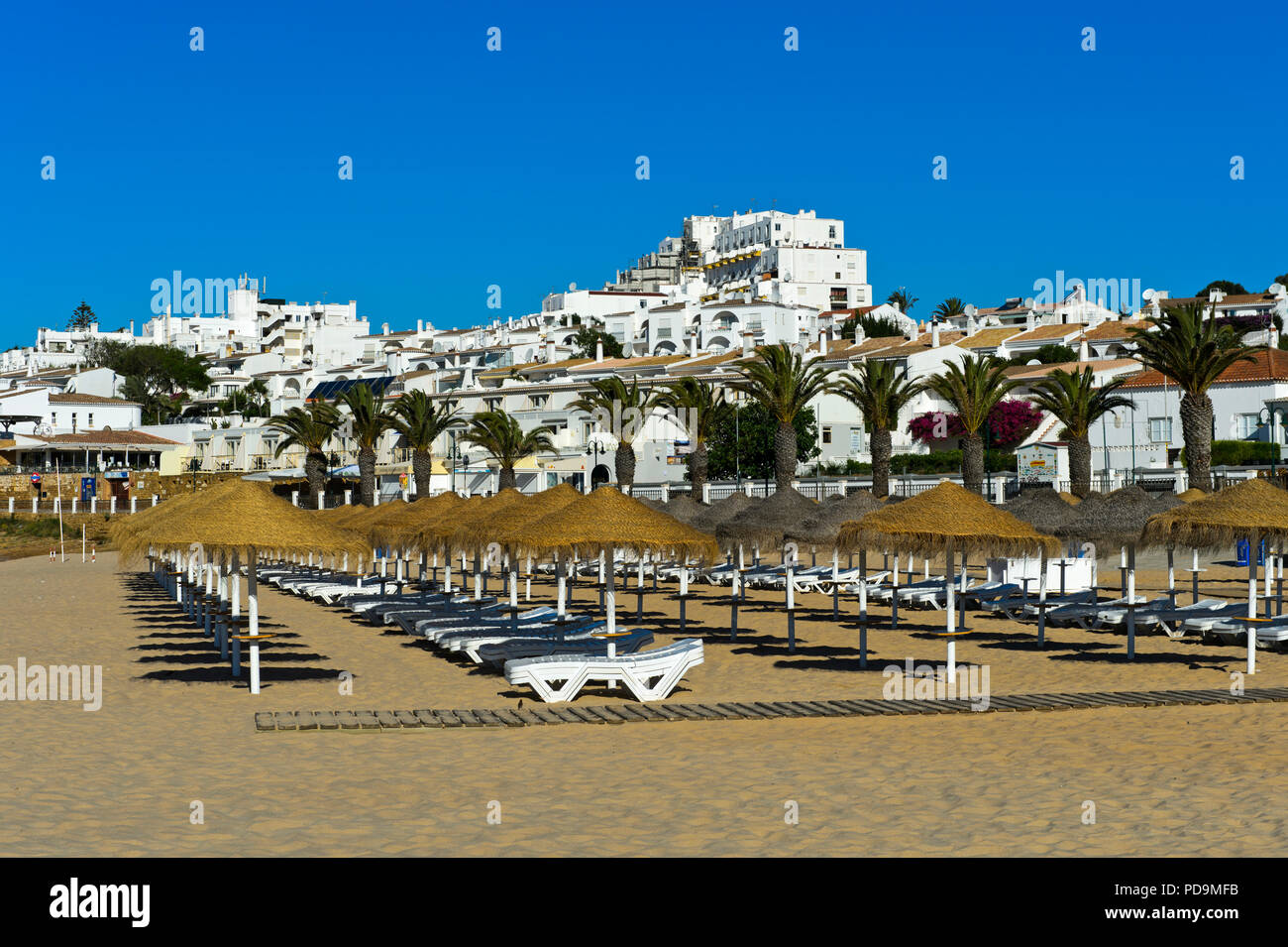I lettini sulla spiaggia Praia da Luz, Algarve, PORTOGALLO Foto Stock