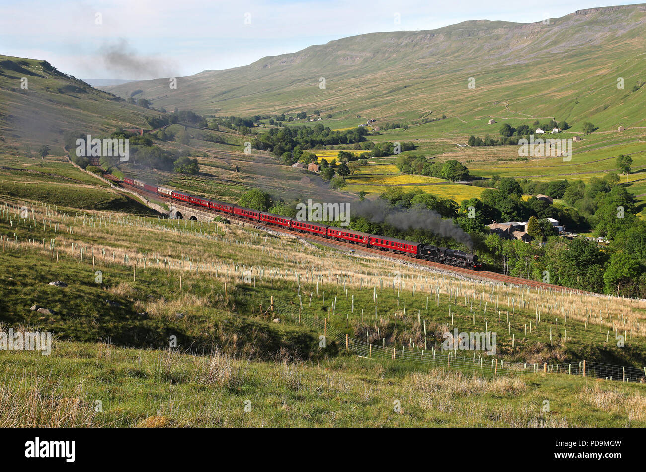 Leander 45690 capi passato Aisgill viadotto sulla 5.6.18 con un ritorno Dalesman tour. Foto Stock