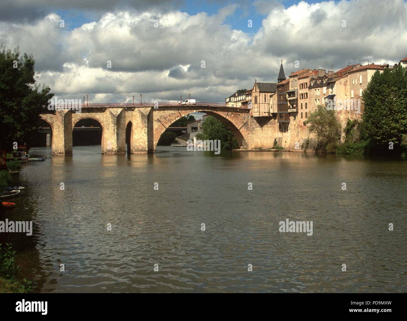 Il fiume Lot in Villeneuve-sur-lotto nel sud-ovest della Francia. Foto Stock