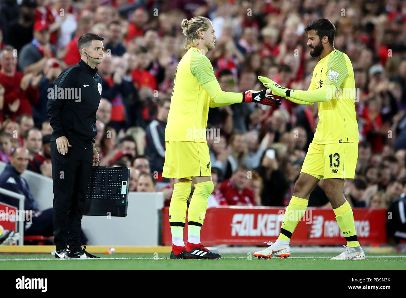 Liverpool portiere Loris Karius (centro) è sostituto per Alisson durante la pre-stagione partita ad Anfield, Liverpool. Foto Stock