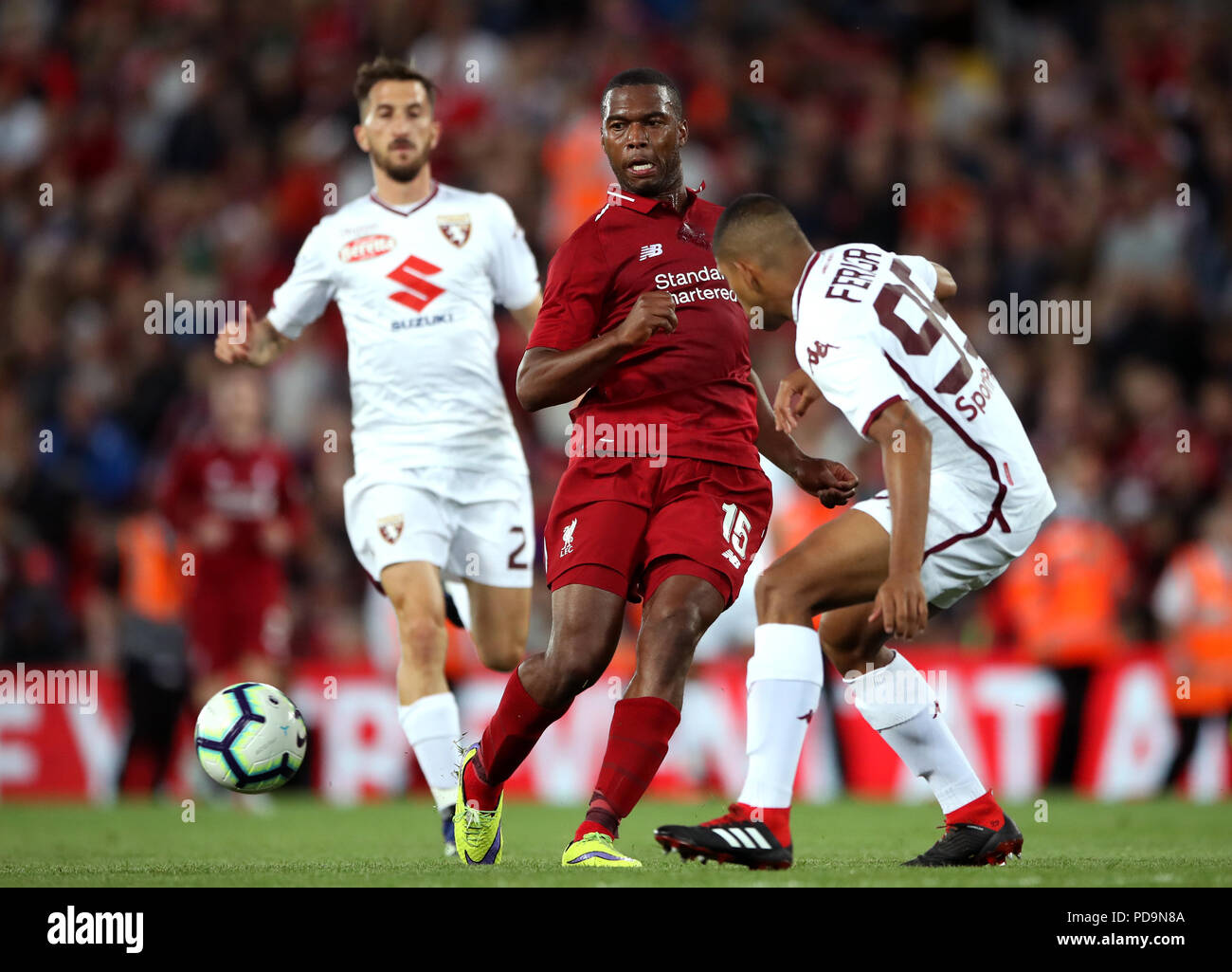 Liverpool è Daniel Sturridge punteggi al suo fianco il terzo obiettivo del gioco durante la pre-stagione partita ad Anfield, Liverpool Foto Stock