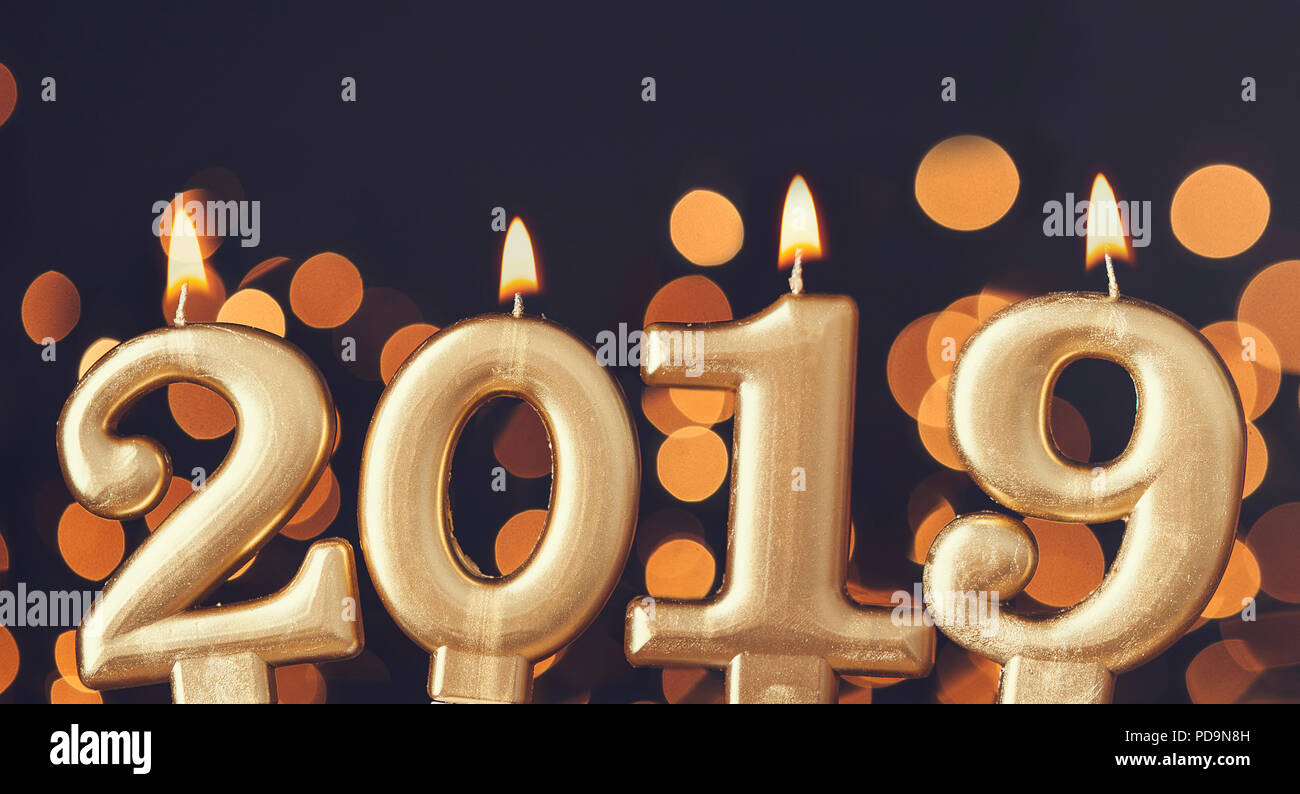 Oro nuovo anno 2019 CELEBRAZIONE candela contro sfocato sfondo luminoso. capodanno sfondo festivo Foto Stock