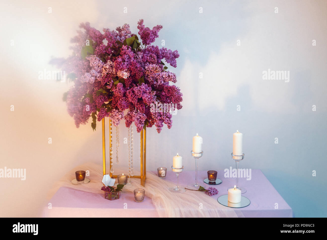 Composizione di fiori lilla sul tavolo in studio Foto Stock