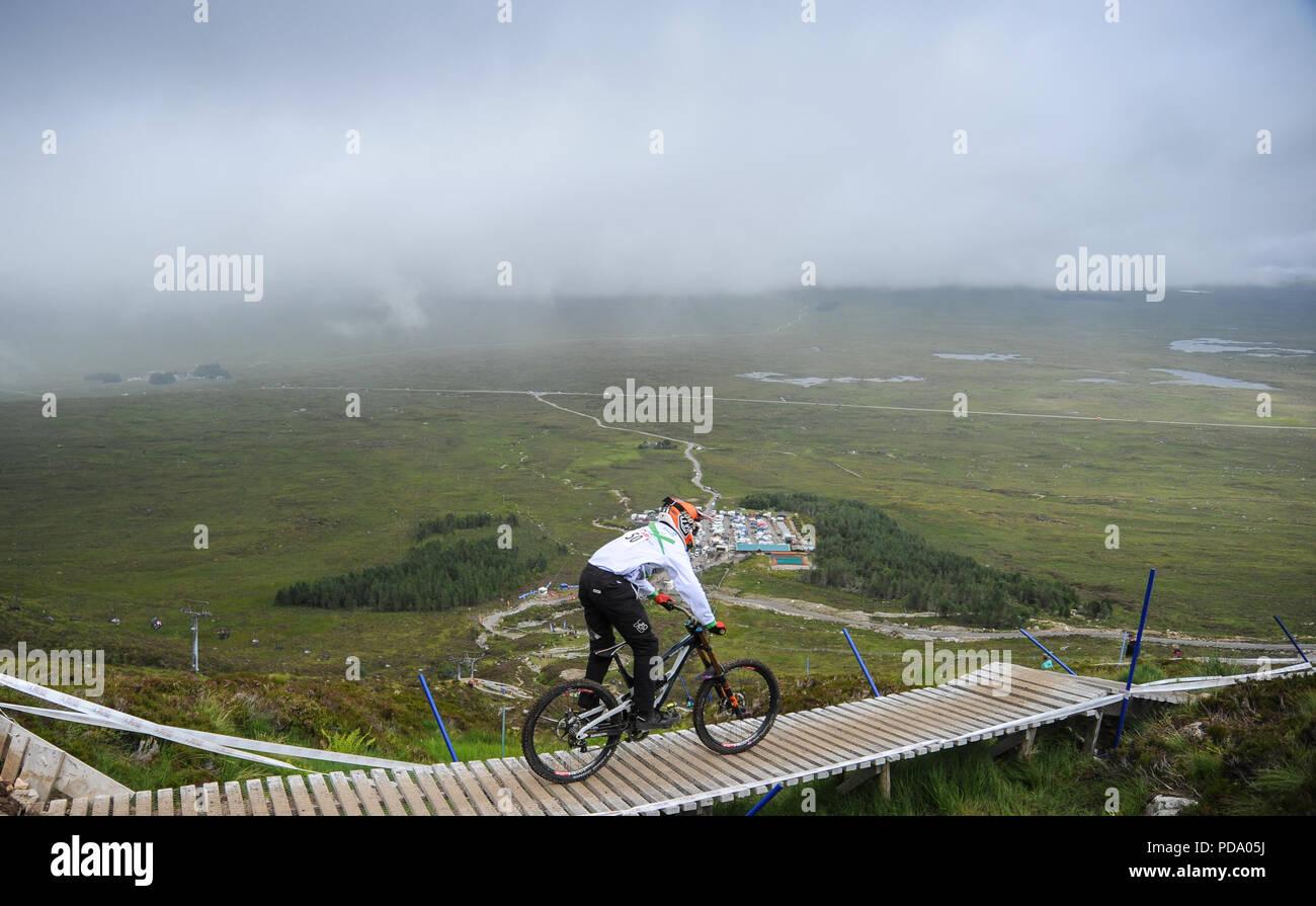 Meall un Bhuiridh, Glencoe, Scozia, 22 luglio 2018. Matt Walker, Madison Saracen Factory Team guarda giù la montagna alla HSBC Regno Unito Downhil nazionale Foto Stock