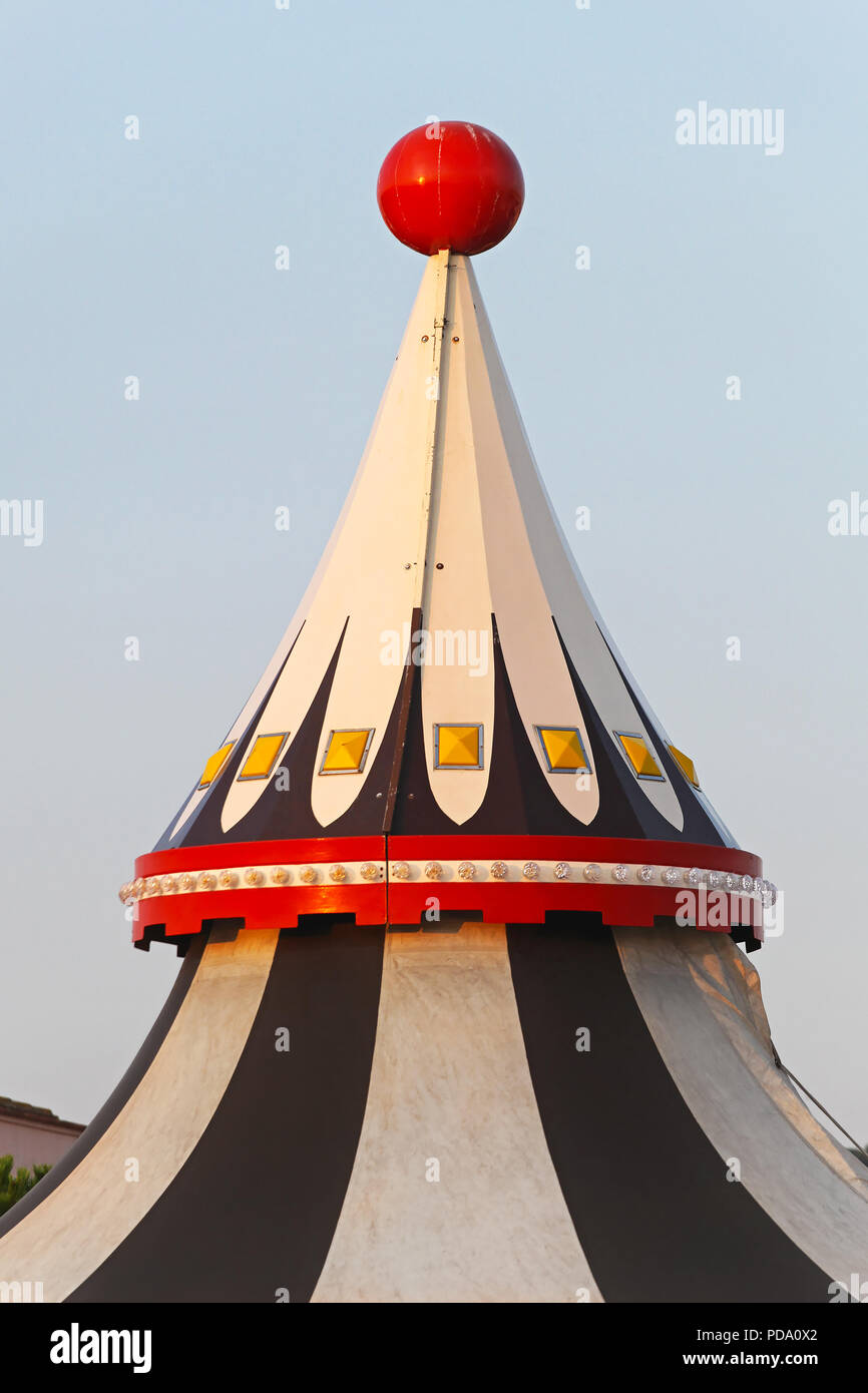 Tenda del circo marquee con sfera rossa in alto Foto Stock