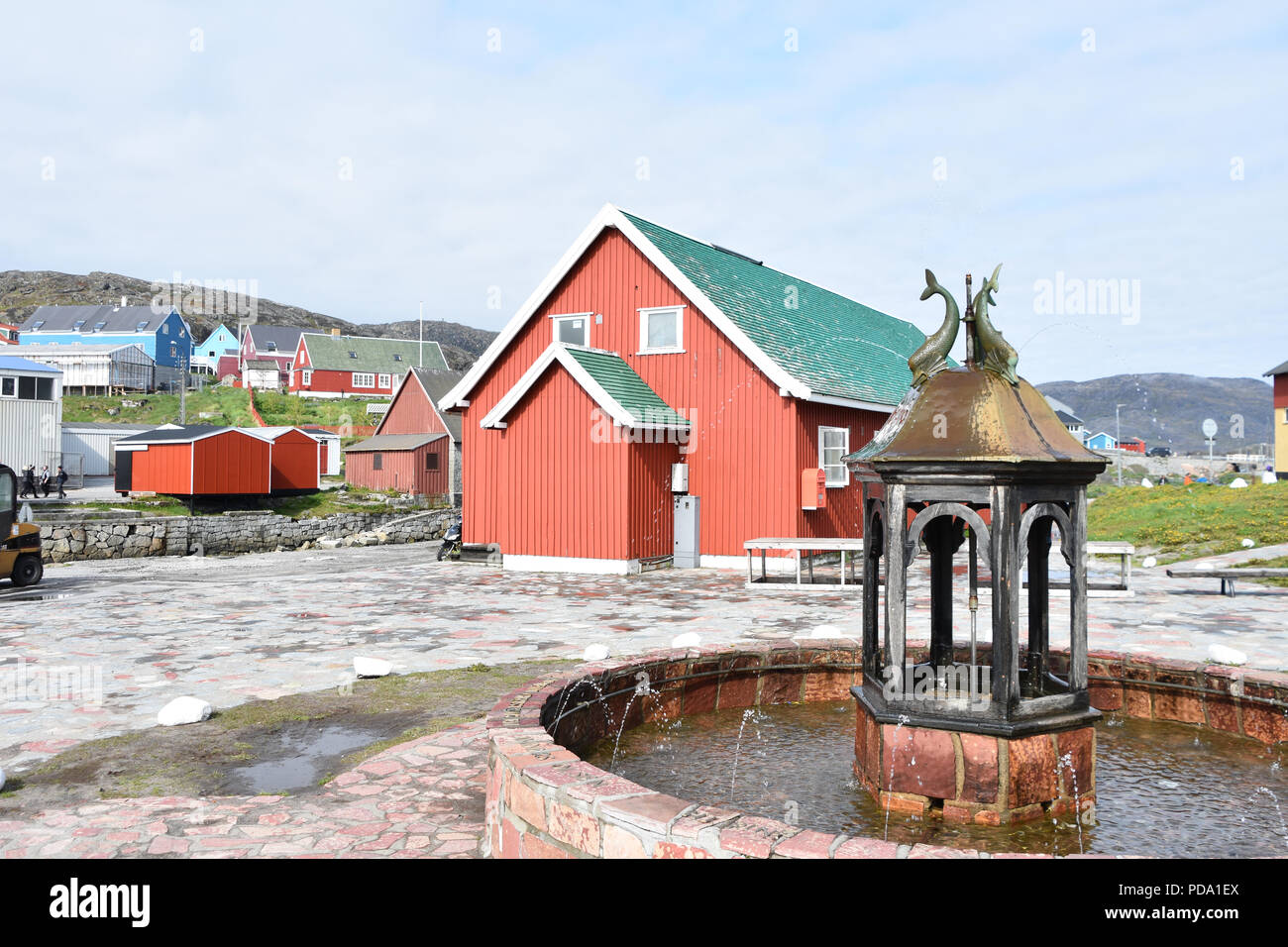 Centro Città con fontana, Qaqortoq, Groenlandia. Luglio, 2018 Foto Stock