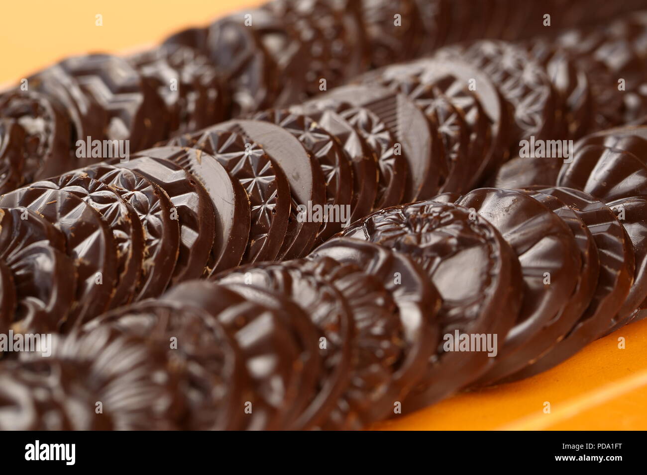 Barrette di cioccolato, praline e tartufi di diversi tipi Foto Stock