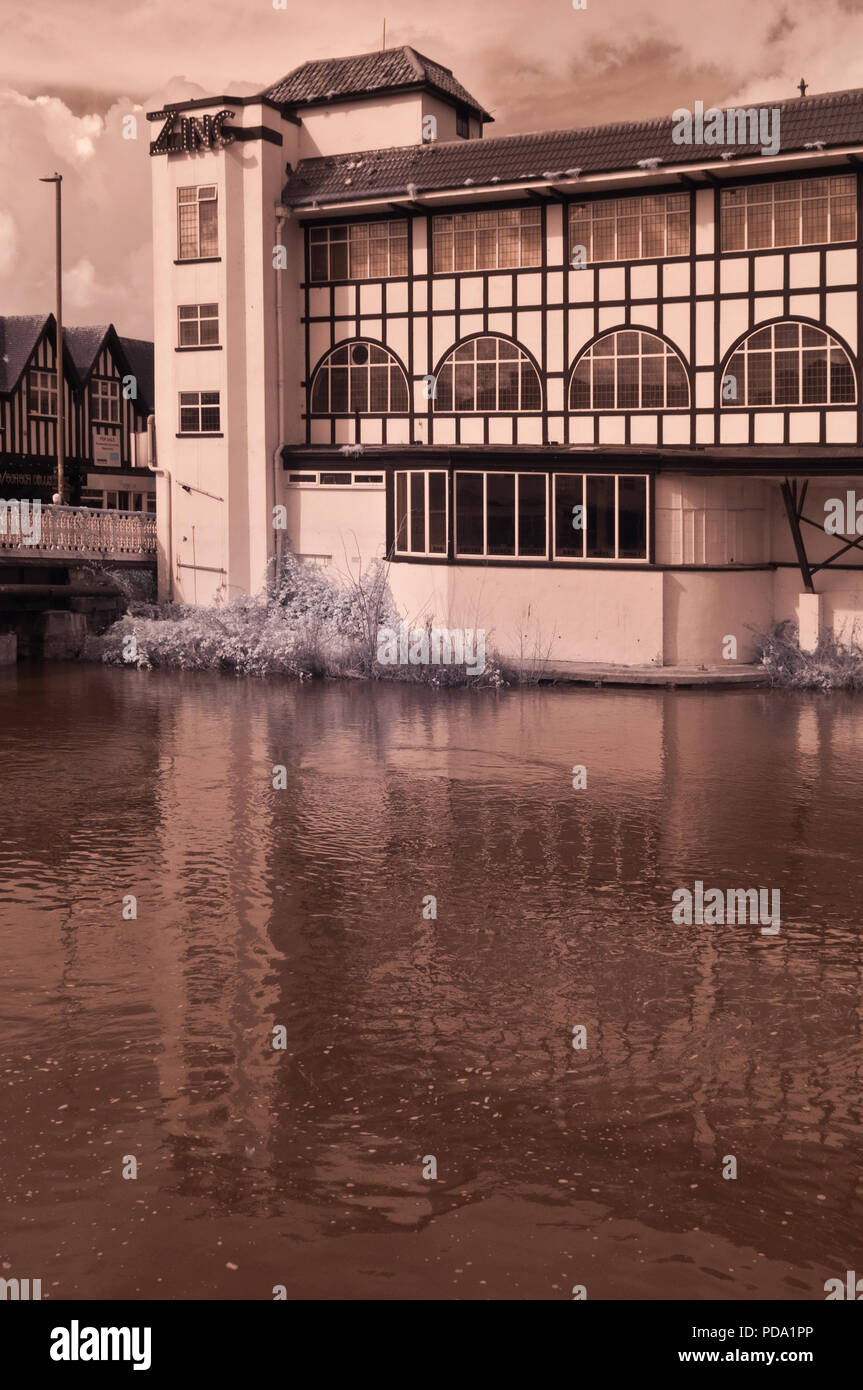 Un immagine ad infrarossi di vecchi edifici su Dellers Quay e le loro riflessioni nel tono del fiume nel centro di Taunton, Somerset, Regno Unito Foto Stock