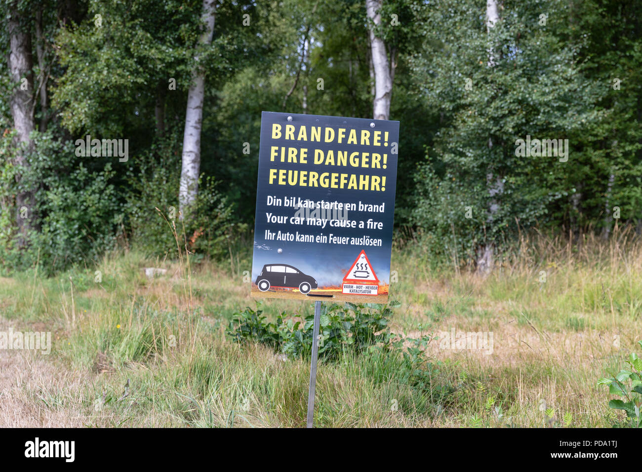 "Brandfare / Pericolo di incendio / Feuergefahr', 'Din bil kan starte en marca / la vostra auto può causare un incendio / …", segno; Laesoe, Danimarca Foto Stock