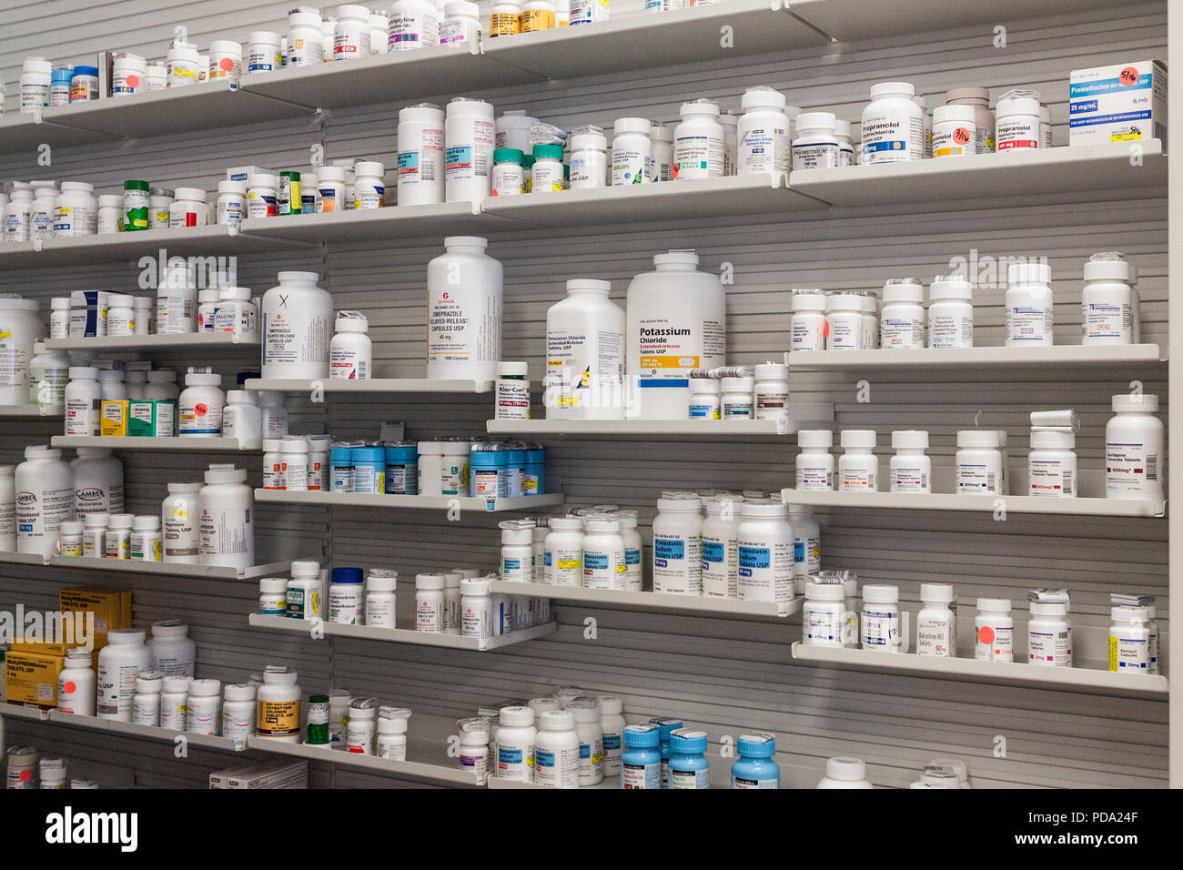 Medicinali disposti su ripiani in farmacia Foto Stock