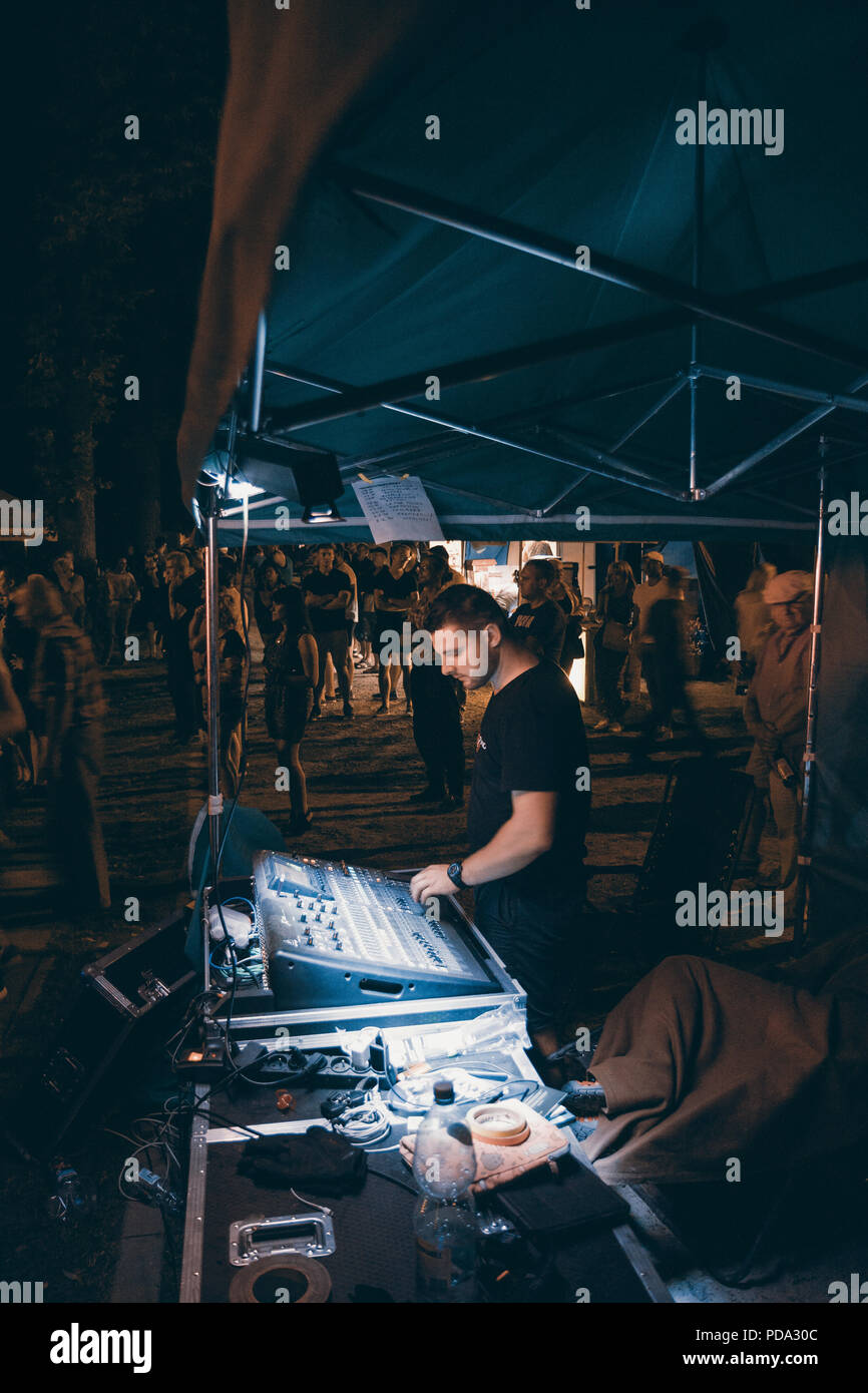 Ingegnere del suono al lavoro durante una notte festival. Foto Stock