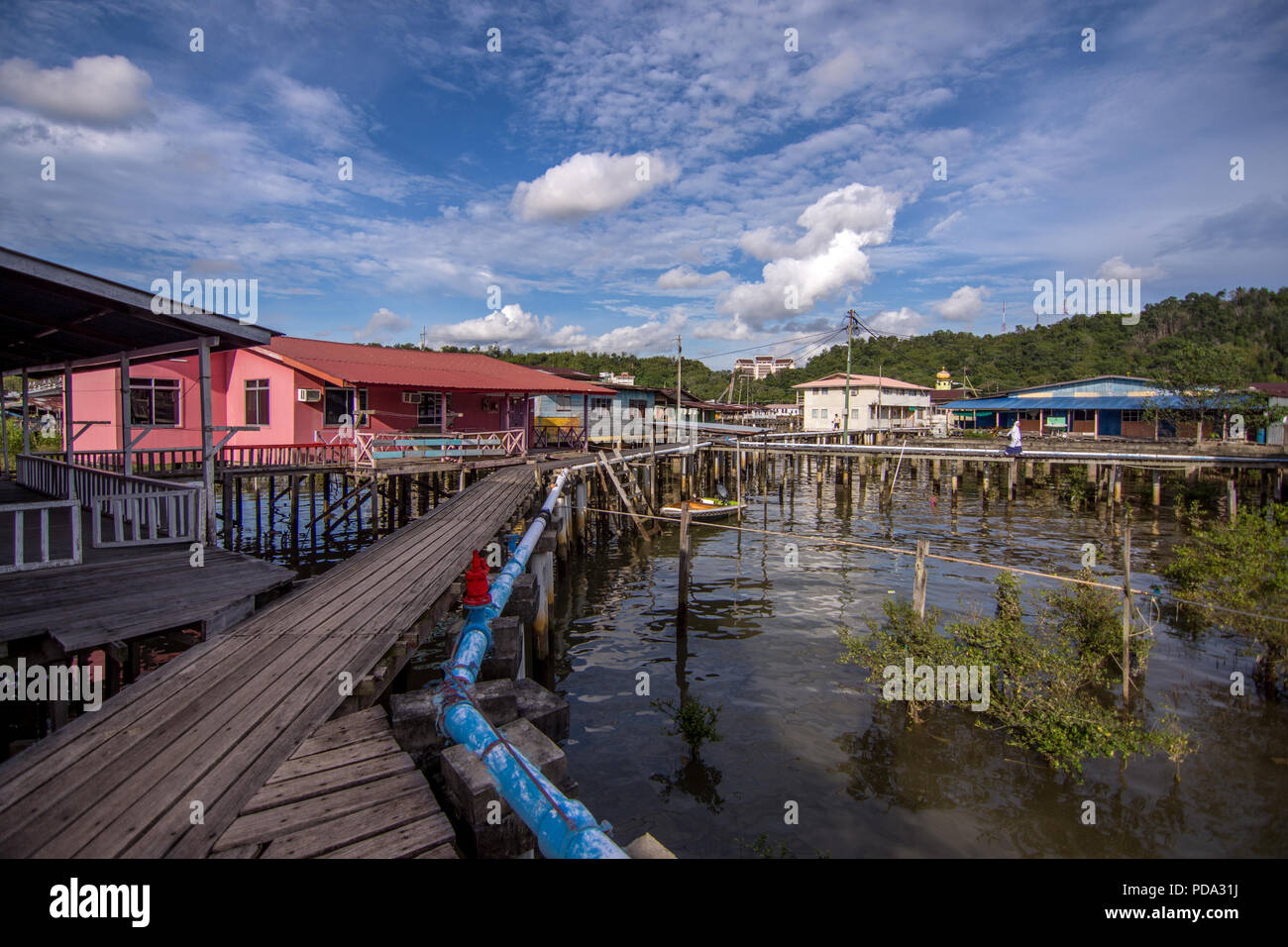 Sollevate le case galleggianti e a piedi i modi di insediamento storico Kampong Ayer, significato acqua village, in Bandar Seri Begawan, la città capitale di Br Foto Stock