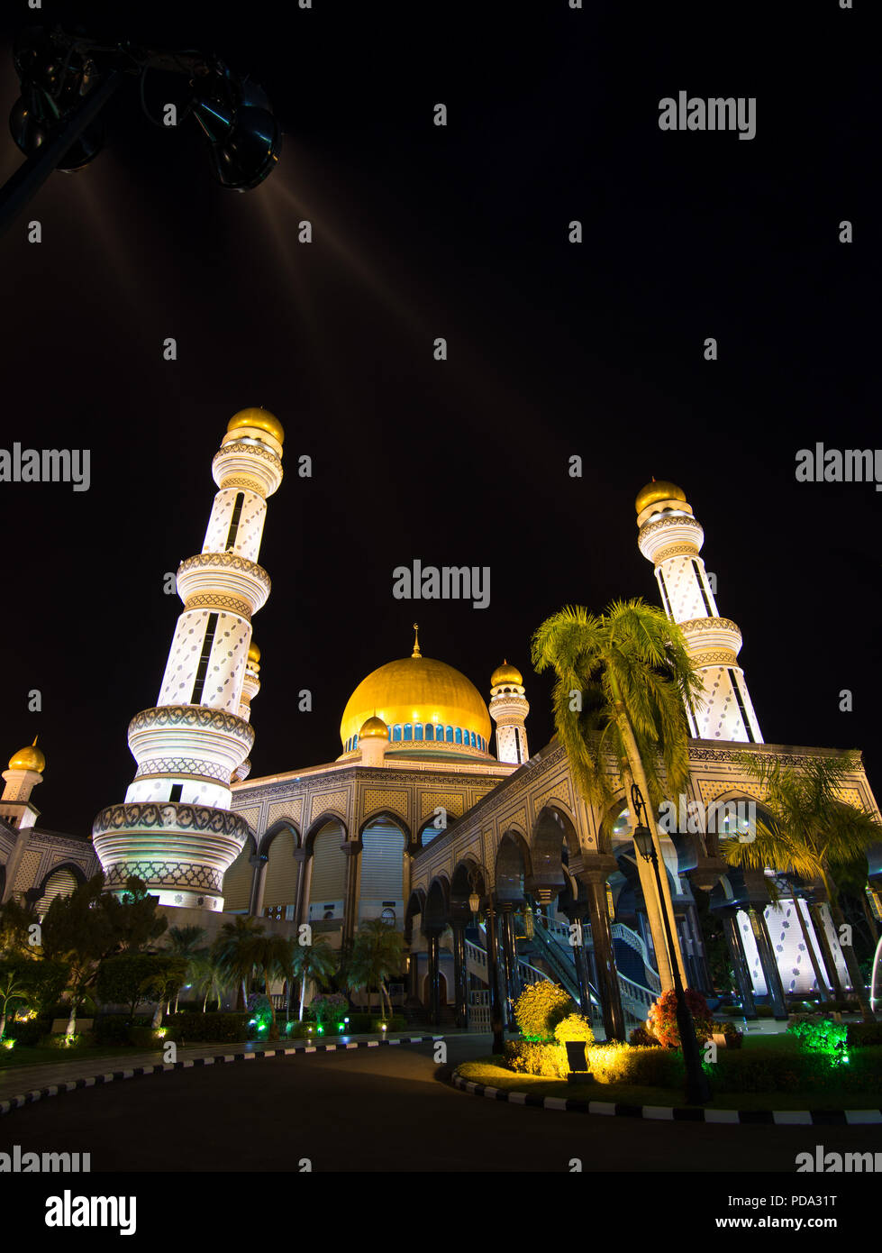 Di Jame Asr Hassanil Bolkiah Moschea, Brunei la più grande moschea. Di Jame Asr Hassanil Bolkiah moschea è stata costruita nel 1992 per celebrare il venticinquesimo anno di th Foto Stock