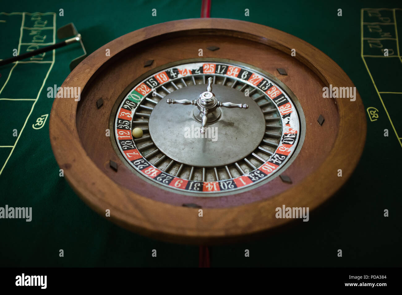 Ruota della Roulette con la palla vincente su dodici rosso Foto Stock