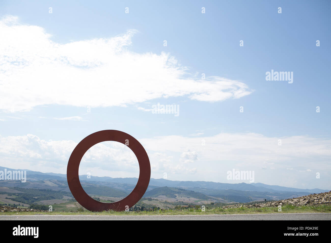 Grande Cerchio rosso scultura di Mauro Staccioli vicino alla strada sul  modo di Volterra, Toscana, Italia Foto stock - Alamy