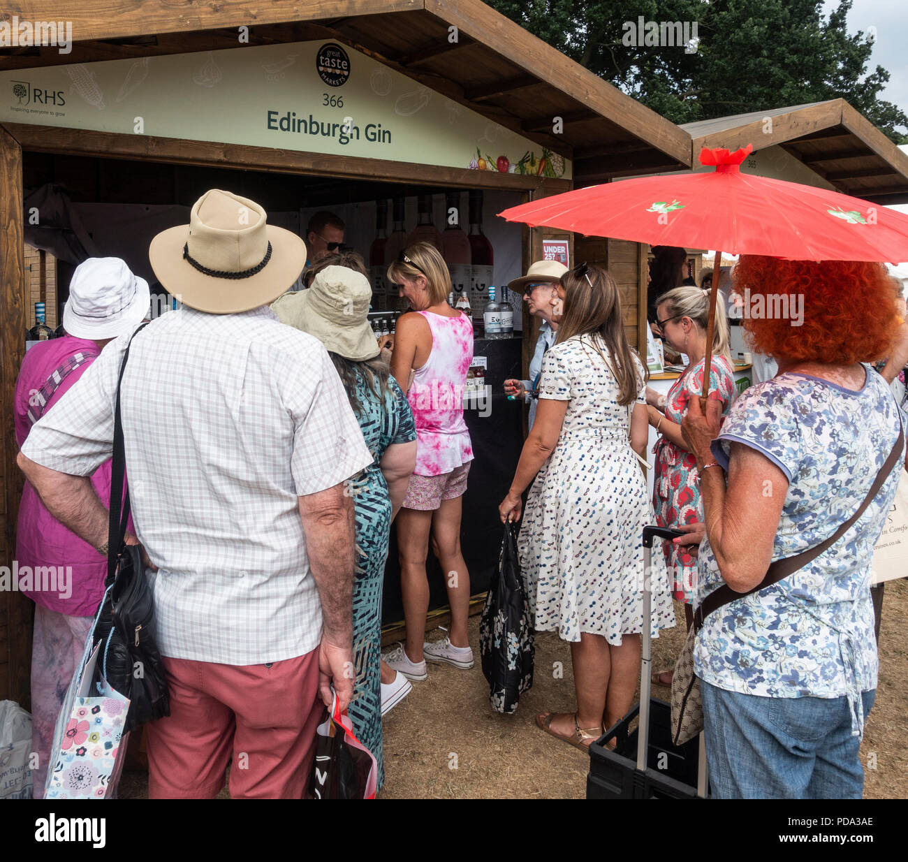 Coda presso la Edinburgh Gin di stallo delle vendite della RHS Hampton Court Palace Flower Show. Foto Stock