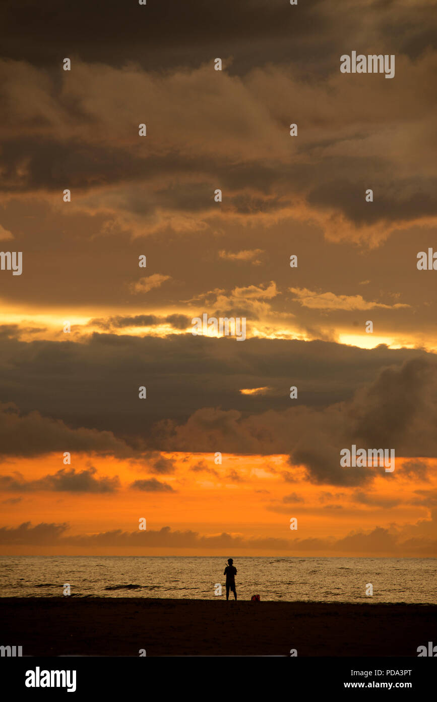 Tramonto e ragazzo di pesca Sabah Borneo malese federazione Foto Stock