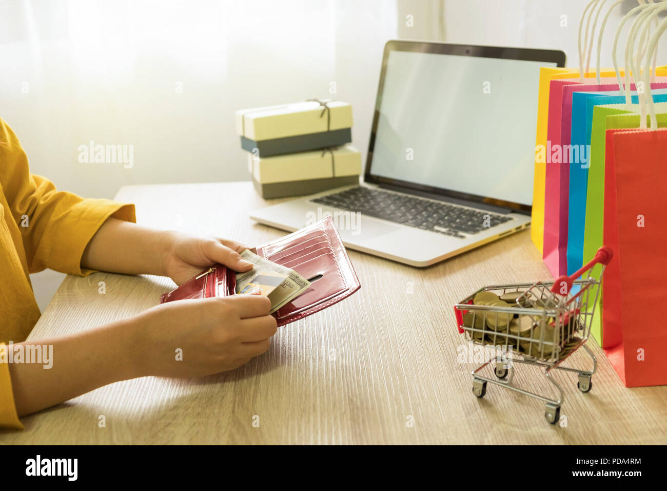 Donna di prelievo carta di credito nel portafoglio per lo shopping online. Foto Stock