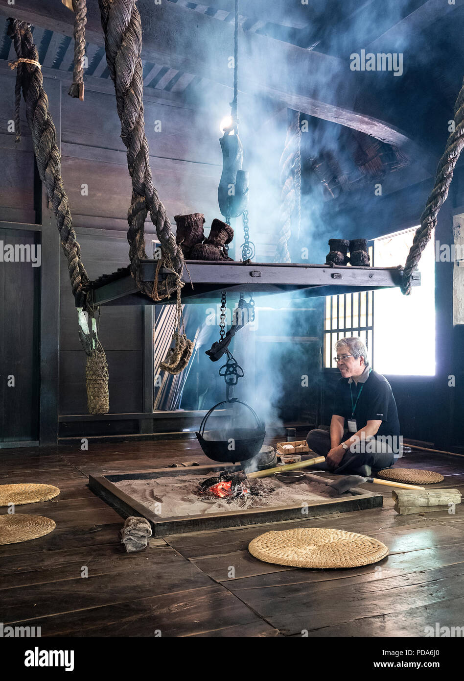 Giappone, isola di Honshu, Kanto, Kawasaki, la Nihon Minka-en, Storico e Museo patrimoniale del giapponese, soggiorno sala da pranzo e la cucina. Foto Stock
