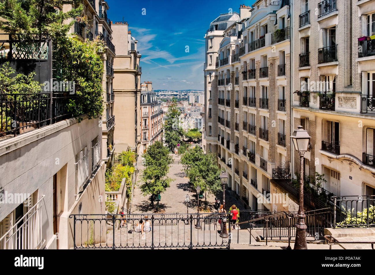 Caratteristica scalinata della collina di Montmartre a Parigi che conduce nel centro della citta'. Foto Stock